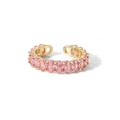 Zwei 18K vergoldete Ringe mit rosafarbenen Cubic Zirkonia Steinen auf einer weißen Oberfläche, die glitzernden Steine betonen das luxuriöse Design.