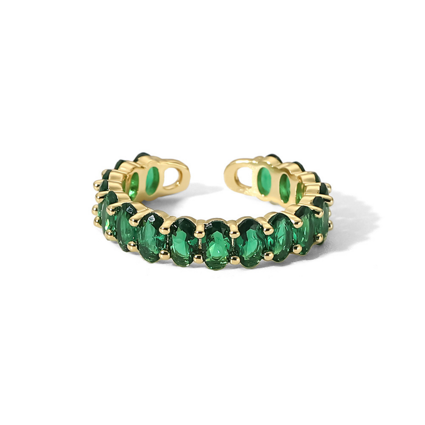Zwei 18K vergoldete Ringe mit grünen Cubic Zirkonia Steinen auf einer weißen Oberfläche, das hochwertige Material und die funkelnden Steine sind sichtbar.