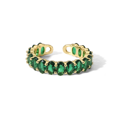 Zwei 18K vergoldete Ringe mit grünen Cubic Zirkonia Steinen auf einer weißen Oberfläche, das hochwertige Material und die funkelnden Steine sind sichtbar.