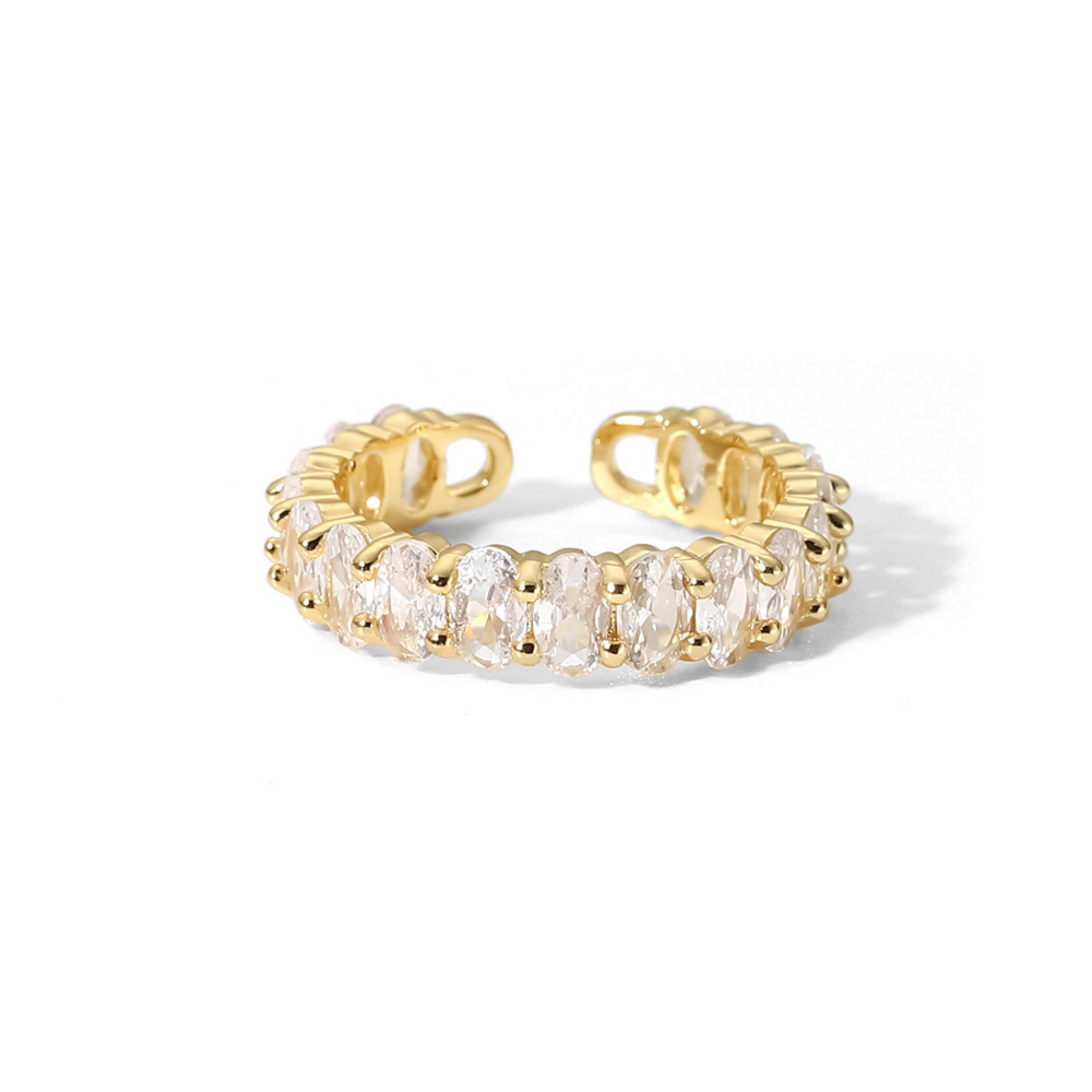 Zwei 18K vergoldete Ringe mit weißen Cubic Zirkonia Steinen auf einer weißen Oberfläche, das zeitlose und elegante Design wird hervorgehoben.