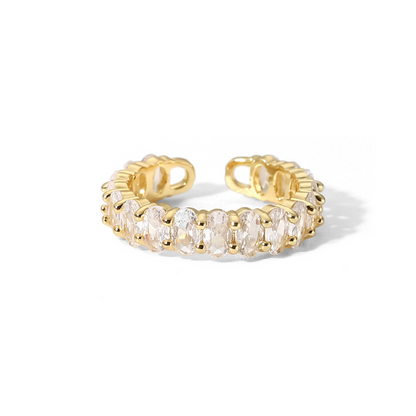 Zwei 18K vergoldete Ringe mit weißen Cubic Zirkonia Steinen auf einer weißen Oberfläche, das zeitlose und elegante Design wird hervorgehoben.